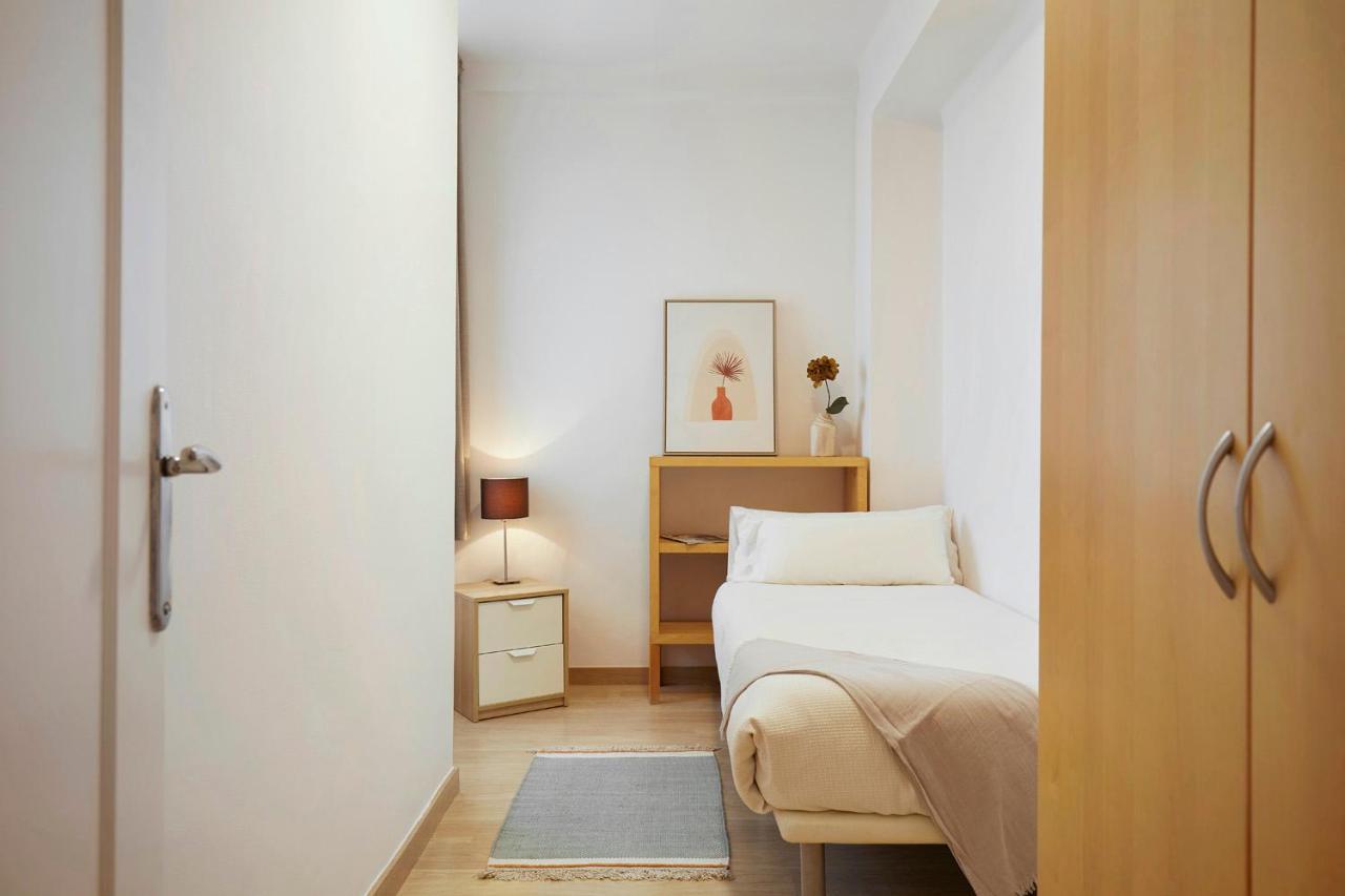 Fisa Rentals Aribau Barcelona Bagian luar foto