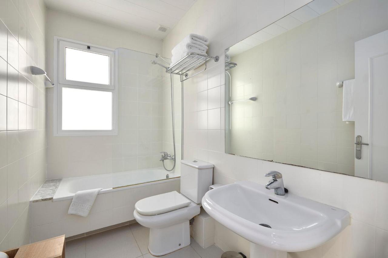 Fisa Rentals Aribau Barcelona Bagian luar foto